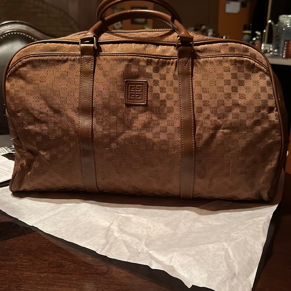 Authentic Givenchy 45 traveling bag mens/woman
